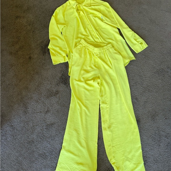 women's light suit (trousers and long shirt) made of crepe fabric - Picture 2 of 2